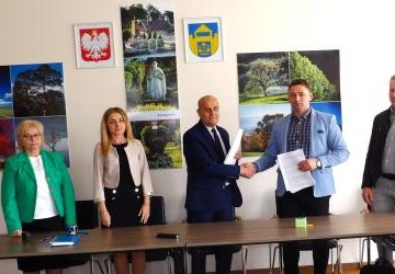 Podpisaliśmy umowę na kanalizację w m. Podegrodzie, Przysiółek Barczynka i  m. Brzezna za Szkołą Podstawową